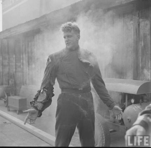 James Arness rehearses the end of The Thing from Another World(Allan Grant. 1951)