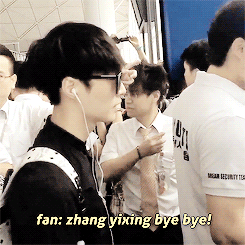 dorkyixing:  [80/∞] Lay gifs: always taking care of his fans♥ 
