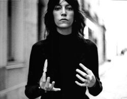 thislulluby: Patti Smith holding a white feather in a NYC street, photography by Robert Mapplethorpe