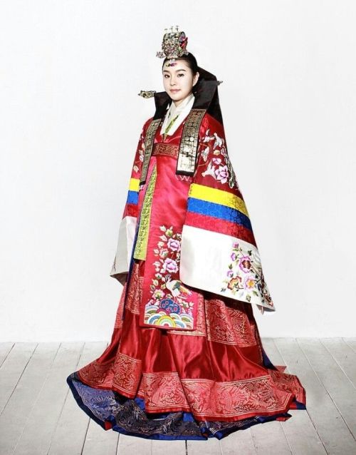 jeannepompadour:Woman wearing a Hwarot, a  traditional Korean robe worn during the Goryeo and Joseon