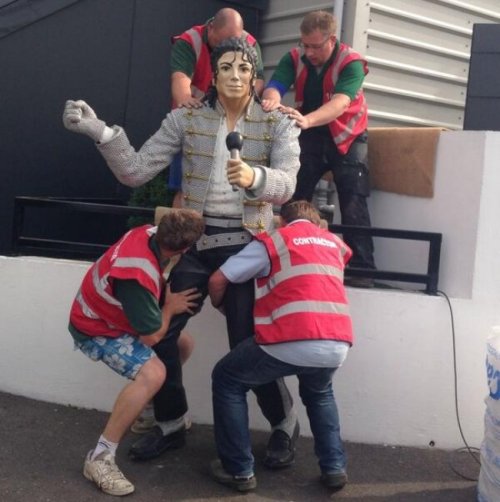 Michael Jackson statue removed from FulhamThe statue of Michael Jackson outside Premier League club 