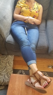 myprettywifesfeet:  My pretty wife just relaxing and chatting with me on the couch.please comment
