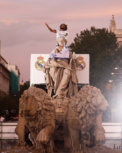 dailyrmadrid: Marcelo celebrando La Liga en la Plaza de Cibeles.  Marcelo of Real Madrid celebrates 