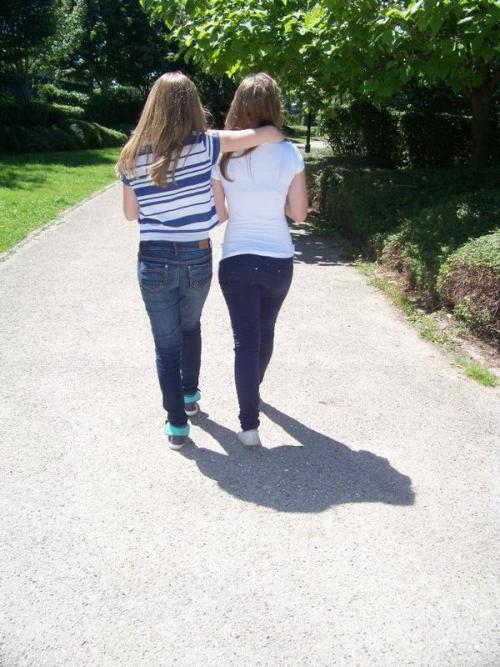 knusprig-titten-hitler:“These two girls’ shadows make a gorilla”