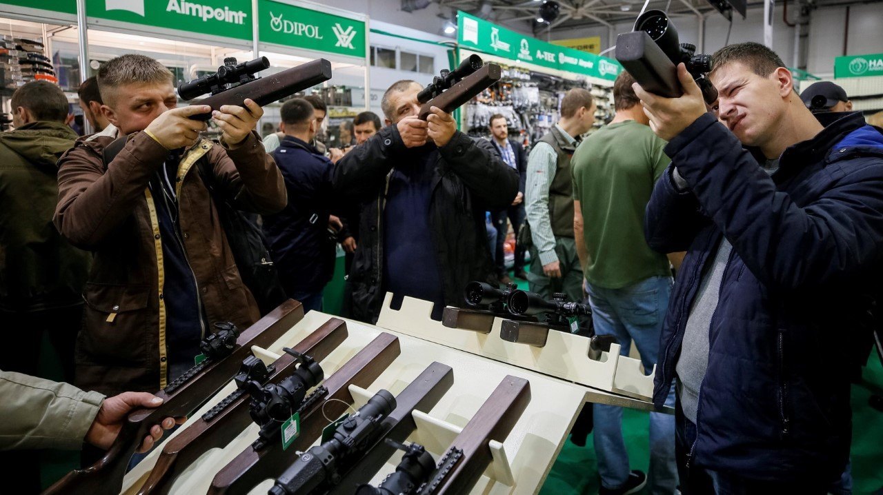 ARMAS Y SEGURIDAD. En la XIV Exposición Internacional Especializada, que tiene lugar en Kiev, se presentan muestras de armamento moderno y equipo militar de fabricantes ucranianos y extranjeros, en particular de Europa, Asia y América. (REUTERS)
MIRÁ...