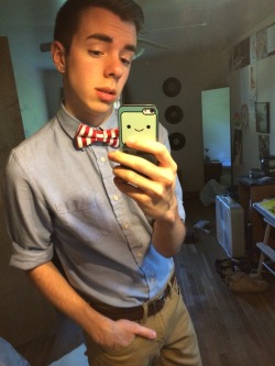 b&ndash;o-y&ndash;s:  1vcas! *-*  Now there&rsquo;s something you don&rsquo;t see everyday, a handsome young man in a bowtie.