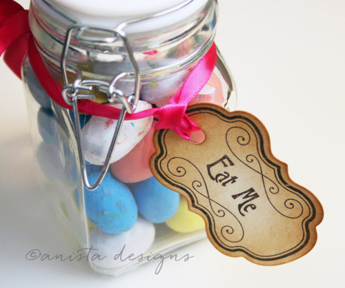Summer parties in style with our ever so cute Alice in Wonderland “Eat Me” and “Drink Me” tags!