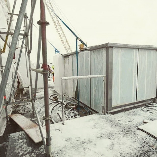 Continuano i lavori per terminare la #Meinschiff4 …anche sotto la neve 😄#newship 2015 #TuiCruises