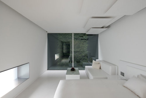 A Kyoto Hotel Styled to Minimalism PerfectionAlthough smack dab in downtown Kyoto, MOGANA Hotel eman