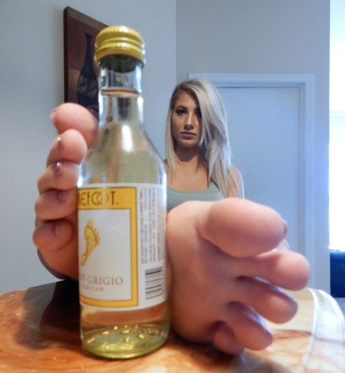 t0es-r-us:  Feet by the Foot