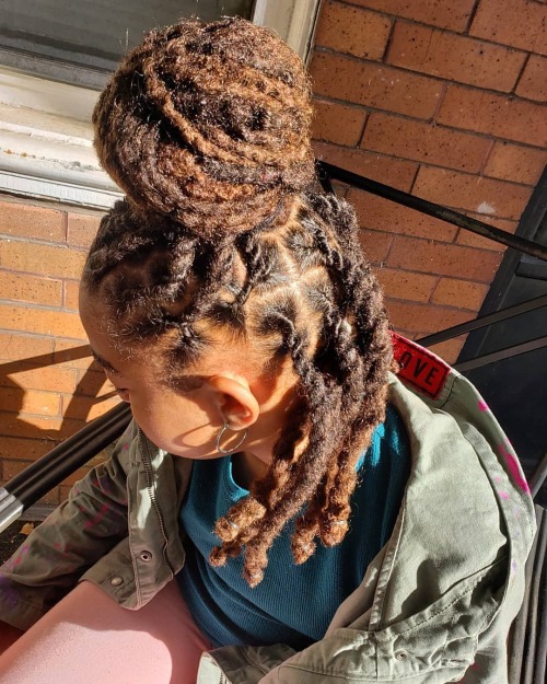 I am obsessed with my daughter’s @mylahthemodel locs!!! Locs by @_honeybush_#Naturalhair #na