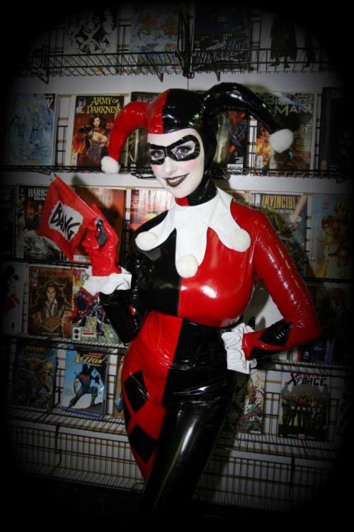 comicbookcosplay:  Lyndsey Elaine as Harley Quinn  Photo By Dreamland Photography Submitted by Lynds