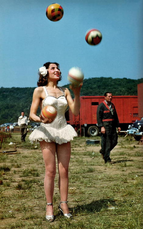 toxicnotebook: Colour photographs of circus performers (1940s-1950s) 