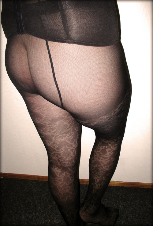 Corset and patterned pantyhose. Do you like this outfit?