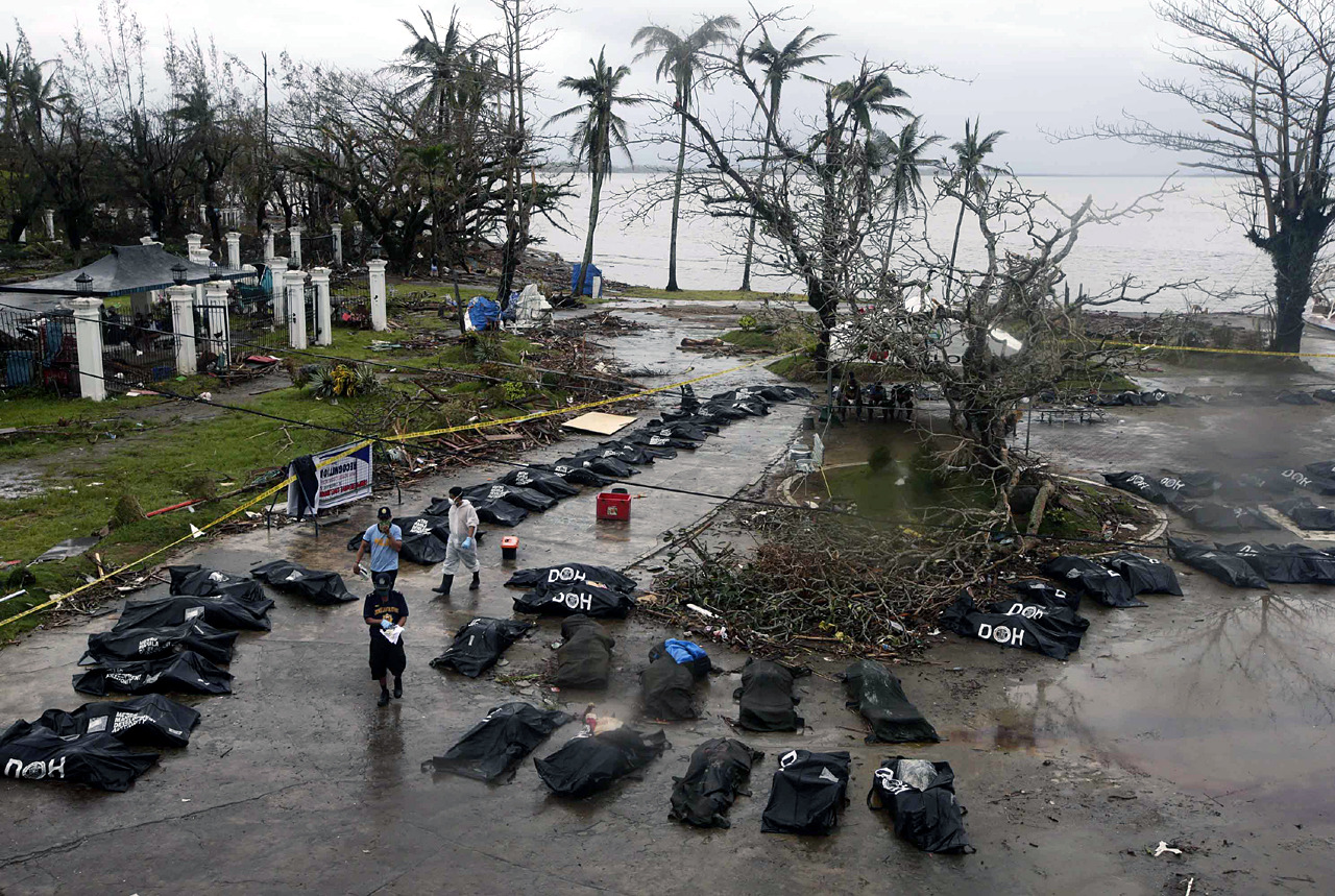 Filipinas tras el tifón: “Hay mucha hambre y sed, hay islas que continúan incomunicadas”(AP)