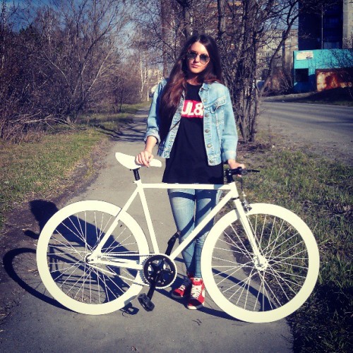 fixielifes: Pretty fixie & pretty girl via @lyu9mila