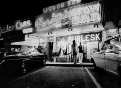 In A Press Photo Dated From 1972, A Young Couple Makes Their Exit From Zorita&Amp;Rsquo;S