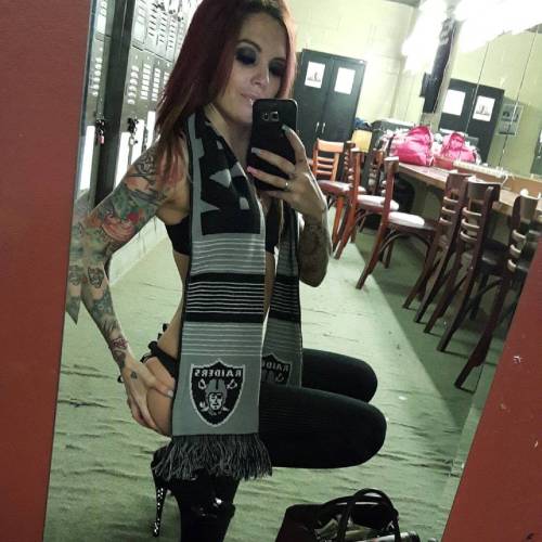 stripper-locker-room:  208sarah208