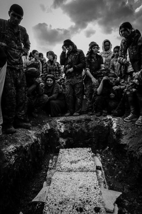m4zlum:Funeral of YPG/J fighters in Rojava (Western Kurdistan) April 15, 2015