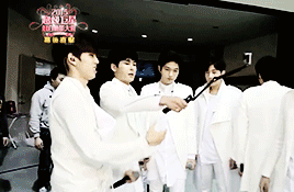 woomeh: infinite with a selfie stick (ーー;)