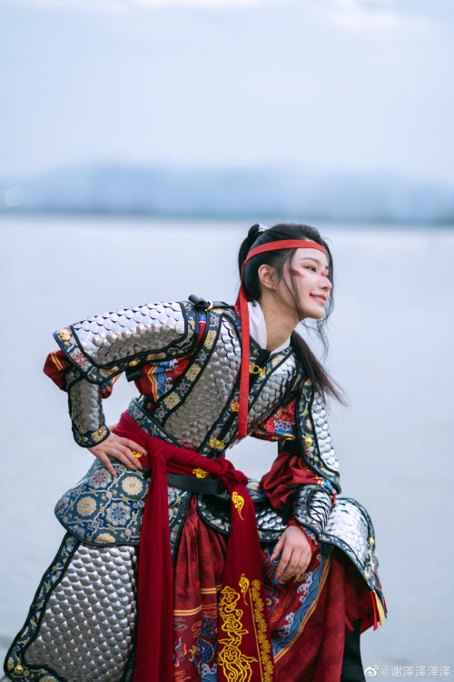 hanfugallery:women in chinese hanfu and armor by 谢泽泽泽泽