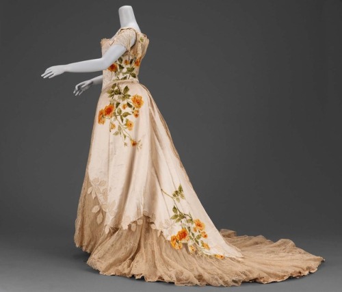• Gown.Culture: FrenchDate: ca. 1902Designed by: Jean-Philippe Worth( French, 1856–1926) for House o
