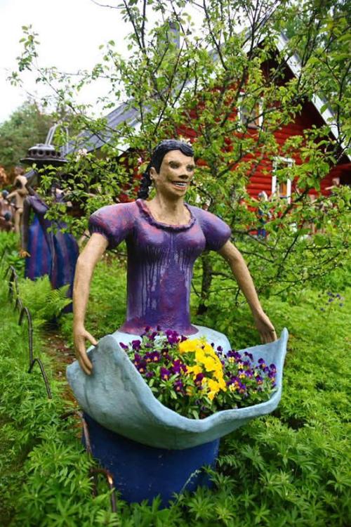 xxshilascreamsxx:  sixpenceee:  The sculpture park of Veijo Rönkkönen located in Finland.  It’s a park full of human sculptures performing various activities. There are over 200 figures, most of which are self-portraits of the artist himself.  Some