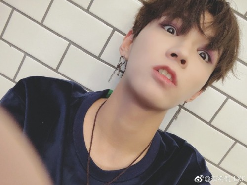 n0ngnong: [TRANSLATION] Li Xikan (@李希侃_LXK) weibo update 06.08.18 Why does Li Xikan always stay up l