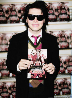 paramorre:  [2/10] Pictures of Gerard Way / x 