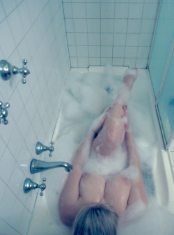 bowiesziggystarlust:  Bubbly Boogaloo. 