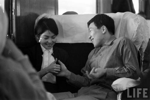 Thumb wrestling on the train(John Dominis. 1959)