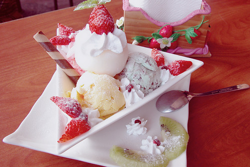 cutedessert:  hana-ku:  草莓冰淇淋 (by 碧兒)  ♥ 
