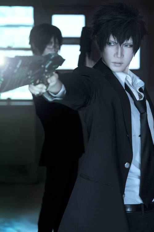 tsuhaysu:  狡噛慎也(shinya kougami) from PSYCHO-PASS 宜野座(ginoza)：煢千里 http://worldcosplay.net/member/keisenri  P :織田さん 