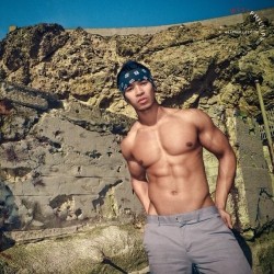 mypersonaldreamguys:  thats a deep V-cut, sexy 