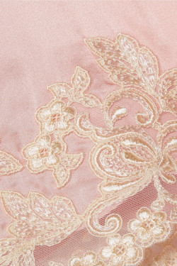 madame-amour:detail of La Perla maison lace-trimmed