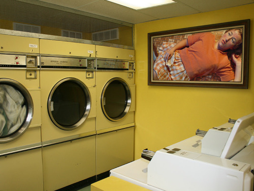 greatartinuglyrooms:  Cindy Sherman  this is from a blog called greatartinuglyrooms. excellent 