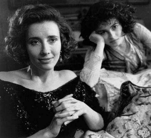 studylatin: Emma Thompson and Helena Bonham Carter in Howards End (1992).