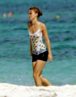 toplessbeachcelebs:  Keira Knightley (Actress) in a see-through top in The Bahamas (June 2006)