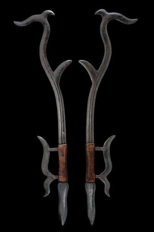 art-of-swords: Pair of Hook Swords (Gou) Dated: 19th centuryCulture: ChineseMedium: steel, wood Sour