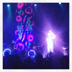 When the day is done And I lay me down The sheets are cold @thisispolica  (at Fonda Theatre)