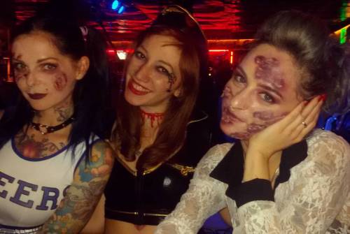 #suicidegirls Halloween party with amazing beautiful ladies *.* @mielerancido @riae_
