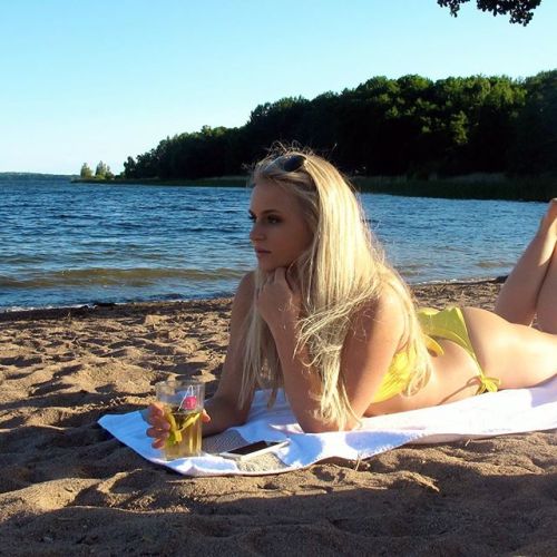 hottygram: Sunny day at the beach with @skinnymintcom #summercalling #skinnymint by annanystrom