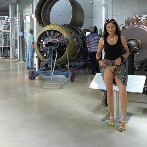 carelessinpublic: Lifting up her skirt and showing her pussy in a museum