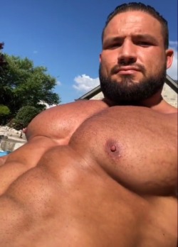 papabearscum:  musclegodselfies:  Zane Watson