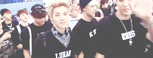  luhan bowing and looking into the camera  