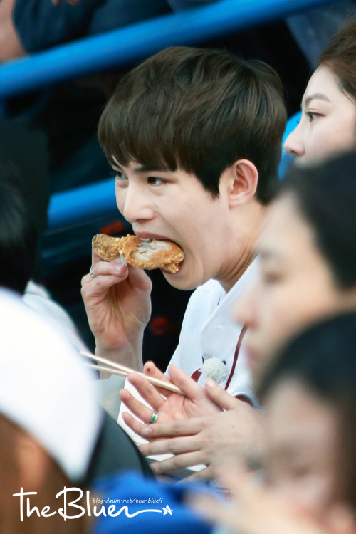 cnbluecl:    150521 Jonghyun eating fried chicken & Seungyeon (WGM) at ‘Nexen Heroes vs LG Twins’ Baseball Game Opening  cr: blog daum the-blue4CNBLUE.CL | twitter.com/CNBLUECL