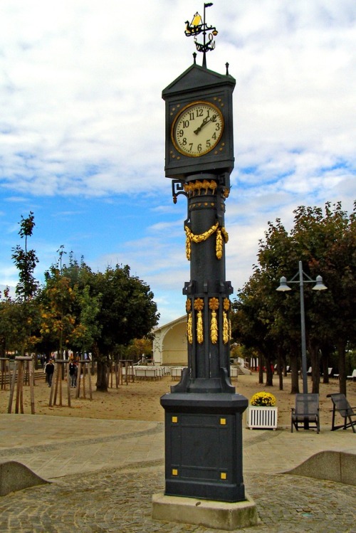 And the clock keeps ticking. Und die Uhr tickt stetig.Street clock, Kaiserbäder, Island of Usedom. 2