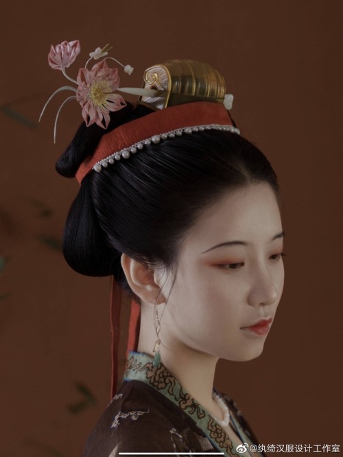 Traditional Chinese hanfu, hairstyles, and hair ornaments.