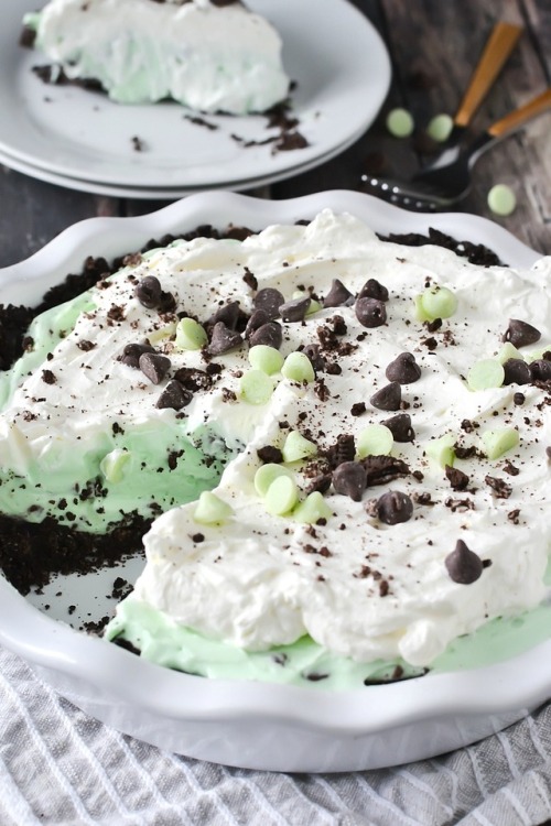 sweetoothgirl:    NO-BAKE MINT CHOCOLATE CHIP PIE