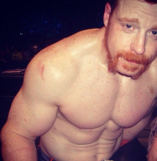 sheamusxlaoch:  That body tho… Credit to owner